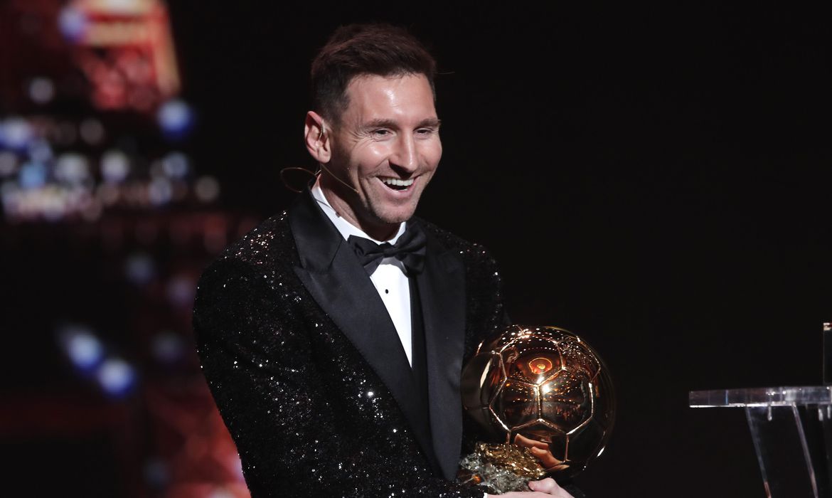 Com conquista da sétima Bola de Ouro, Messi iguala recorde de Pelé