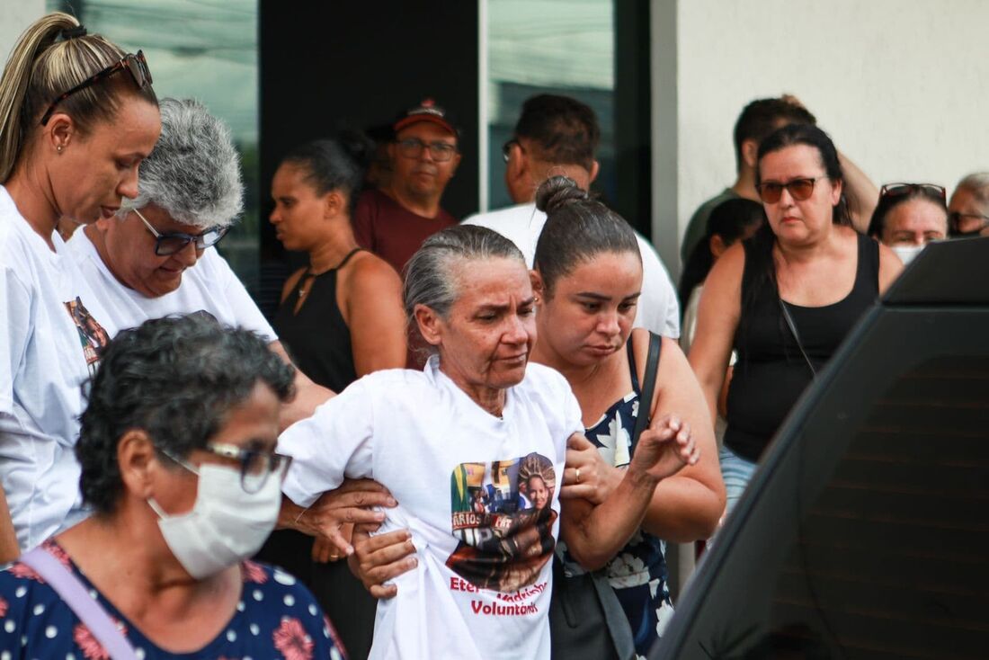 Velório de Cláudia Gleice, mulher assassinada por marido PM, é marcado por tristeza e homenagens