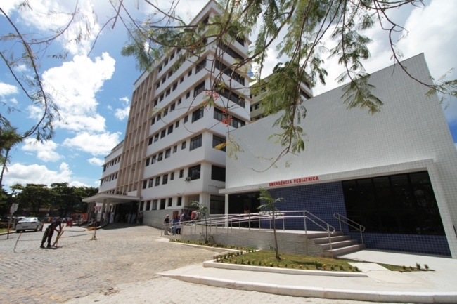 Casal invade Hospital Barão de Lucena, tenta assaltar funcionários e troca tiros com vigilantes