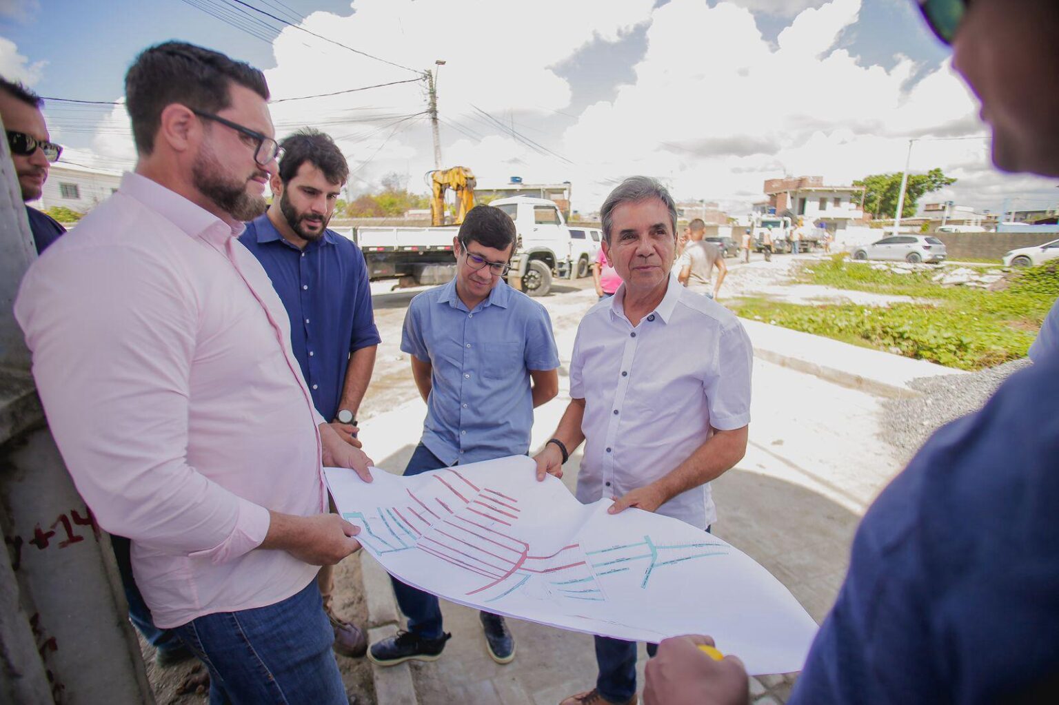 Prefeito de Ipojuca vistoria obras de pavimentação e drenagem no loteamento Canoas