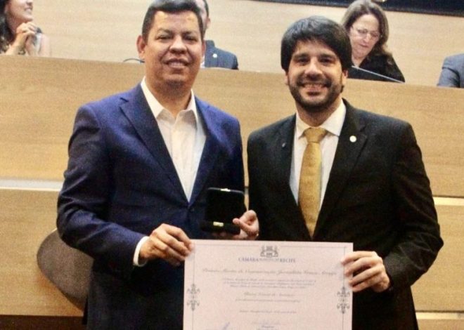 Alberes Xavier recebe Prêmio Graça Araújo e é homenageado por sua contribuição ao jornalismo político em Pernambuco